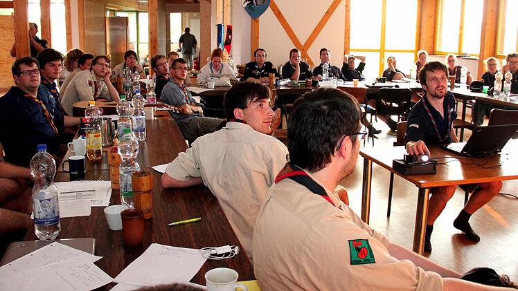 Kai, einer der Lagerleiter, erklärte per Laptop und Beamer den Stand der Planungen. Foto: Johanna Blum