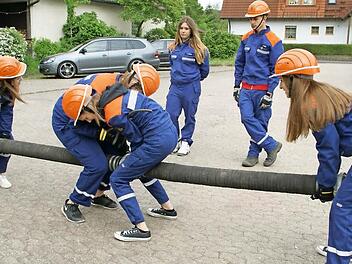 Sie kuppeln die Strahlrohre professionell aneinander: Als einziger Mann unter lauter Feuerwehr-Frauen trat Pascal Weiß (hinten rechts) bei der Jugendfeuerwehr Trossenfurt-Tretzendorf zur Jugendleistungsprüfung an. Fotos: Sabine Weinbeer