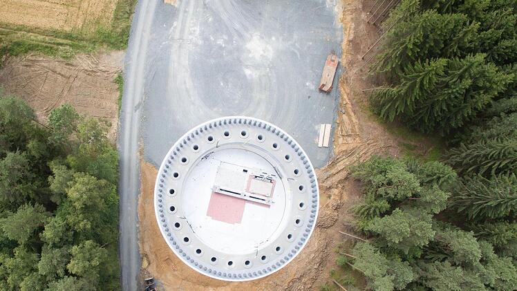 Blick vom Copter aus auf ein Beton-Fundament. Deutlich zu erkennen sind die Löcher, durch die die Spannglieder in den Keller geführt und dort verschraubt werden.  Foto: Heinrich Weiß