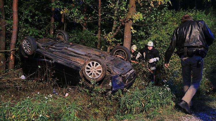 Eine alkoholisierte 28-Jährige hat sich am Mittwoch bei Walsdorf mit ihrem Fahrzeug überschlagen. Zwei Kinder im Auto wurden dabei verletzt. Foto: NEWS5 / Merzbach