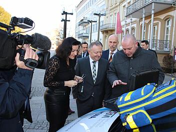 Sebastian Dresbach (rechts) vom Zentrum für Telemedizin erläutert unter anderem Staatssekretärin Dorothee Bär (links) die Ausrüstung des Mona-Fahrzeugs .  Foto: Ralf Ruppert