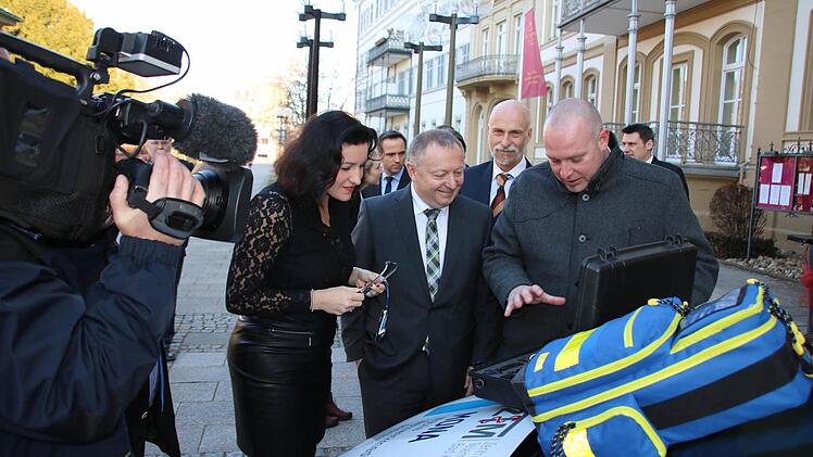 Sebastian Dresbach (rechts) vom Zentrum für Telemedizin erläutert unter anderem Staatssekretärin Dorothee Bär (links) die Ausrüstung des Mona-Fahrzeugs .  Foto: Ralf Ruppert