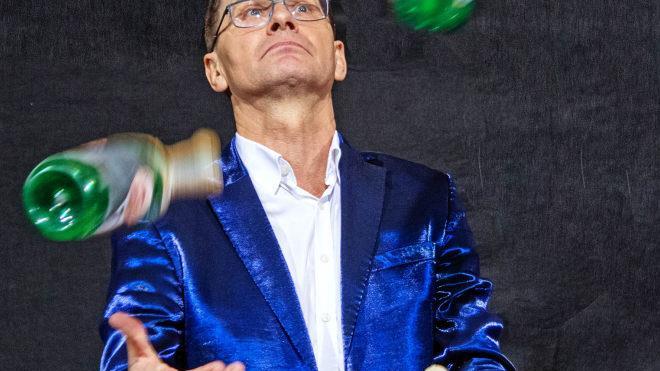 Gekonnt jonglierte Mac Härder mit den Buhmännern der Zeitgeschichte. Foto: Klaus Gagel