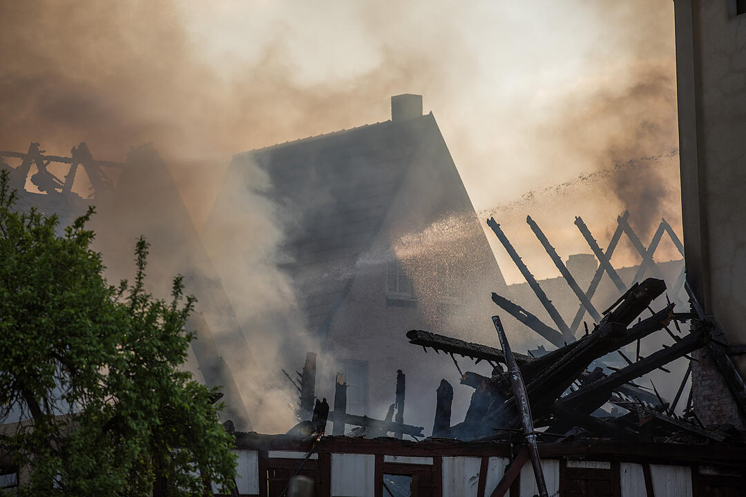 Historische Fachwerkhäuser in Spalt brennen aus - mehrere Verletzte