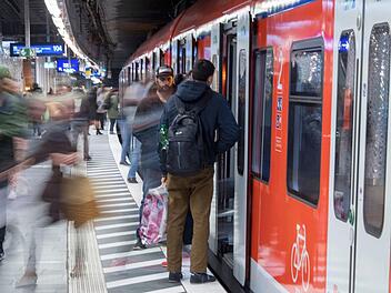 Wegen Kindern in Gleisnähe war der Bahnverkehr zwischen Nürnberg und Fürth am Sonntagnachmittag beeinträchtigt. Symbolfoto: Boris Roessler/dpa