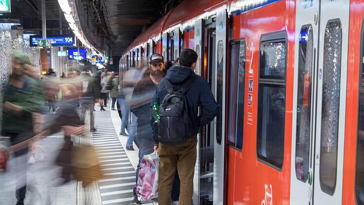 Wegen Kindern in Gleisnähe war der Bahnverkehr zwischen Nürnberg und Fürth am Sonntagnachmittag beeinträchtigt. Symbolfoto: Boris Roessler/dpa