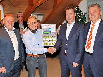 Mitnahmebänke für die Bürger will Marktgemeinderat Winfried Streit in  Maßbach (2. von links) einrichten lassen. Dafür bekam die Gemeinde Maßbach  1300 Euro, die die Vorstände der Raiffeisenbank Maßbach, Michael Hein (2.  von rechts) und Horst Seufert (rechts) überreichten. Links Bürgermeister  Matthias Klement. Foto: Dieter Britz