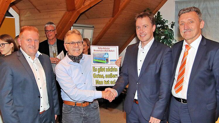 Mitnahmebänke für die Bürger will Marktgemeinderat Winfried Streit in  Maßbach (2. von links) einrichten lassen. Dafür bekam die Gemeinde Maßbach  1300 Euro, die die Vorstände der Raiffeisenbank Maßbach, Michael Hein (2.  von rechts) und Horst Seufert (rechts) überreichten. Links Bürgermeister  Matthias Klement. Foto: Dieter Britz