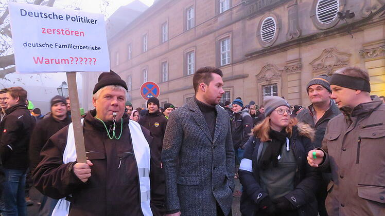Bauernprotest in Bad Staffelstein: 500 Traktoren rollen zu Kloster Banz