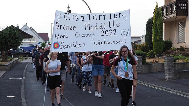 Der SV Bavaria Thulba ließ Elisa Tartler (vorne) mit einem Umzug durch den Ort hochleben. Foto: Martin Gärtner
