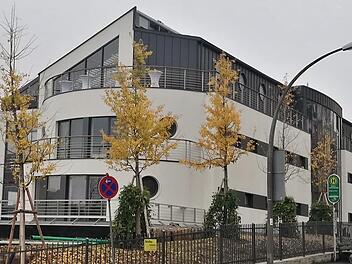 Das Haus „Wagenburg“ in der Dr. Georg-Heim-Straße 1 ist ein aufsehenerregendes Gebäude.
