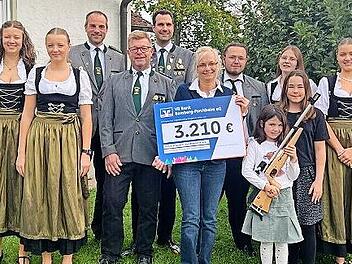 Von links: Hanna Keilholz (Jugendleiterin), Lotte Keilholz, Benedikt Kröppel (1. Schützenmeister), Bernd Arold (1. Vorstand), Andreas Hilz (Schatzmeister, 3. Schützenmeister), Silke Stadter (Projektleiterin VR-Bank Bamberg-Forchheim, Geschäftsstel...