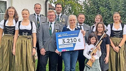 Von links: Hanna Keilholz (Jugendleiterin), Lotte Keilholz, Benedikt Kröppel (1. Schützenmeister), Bernd Arold (1. Vorstand), Andreas Hilz (Schatzmeister, 3. Schützenmeister), Silke Stadter (Projektleiterin VR-Bank Bamberg-Forchheim, Geschäftsstel...