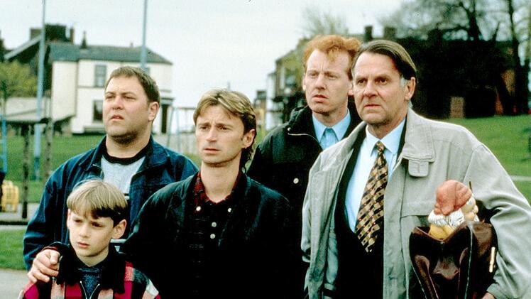 Sie k&ouml;nnen zwar weder tanzen noch haben sie die K&ouml;rper daf&uuml;r, aber die Idee, durch Strippen Geld zu verdienen, fasziniert (von links) Nathan (William Snape), Dave (Mark Addy), Gaz (Robert Carlyle), Lomper (Steve Huison) und Gerald (Tom Wilkinson).