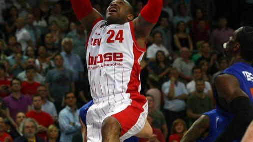 P.J. Tucker punktet unter dem Bayreuther Korb.