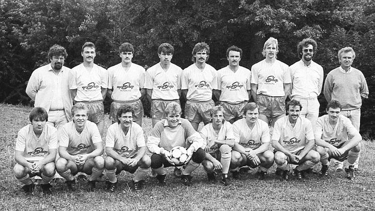 Der SV Morlesau ist Stadtmeister von Hammelburg. Unser Bild zeigt die Mannschaft mit (hinten, von links) Abteilungsleiter Helmut Schäfer, Siegfried Steinbach, Jürgen Düsterwald, Franz Doschko, Harald Schmitt, Georg Struse, Norbert Reuß, Vorsitzenden Edwin Hergenröther und Trainer Reiner Düsel sowie (vorne, von links) Thomas Doschko, Thomas Reuß, Gerhard Schmitt, Stefan Düsel, Peter Mützel, Michael Piper, Andreas Oftring und Peter Wirschgoll.