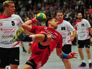 Könner am Werk: Quer in der Luft liegend, setzt Margots Valkovskis zum Wurf an. Foto: as