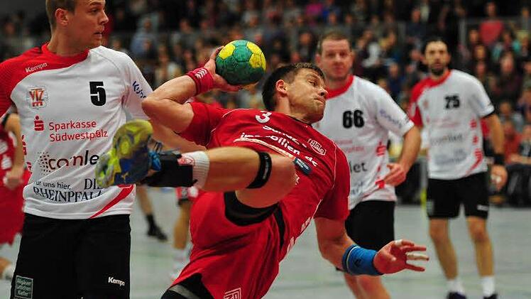 Könner am Werk: Quer in der Luft liegend, setzt Margots Valkovskis zum Wurf an. Foto: as