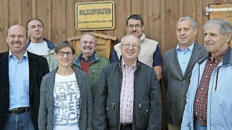 Walter Drebinger, Anton Geinzer (Vertreter Welkenbach), Barbara Ort, Helmut Müller, Horst Ploner, Georg Mauser, Michael Welker und Günther Graf (v. l.) gehören zu den Verantwortlichen der Waldcorporation Herzogenaurach-Welkenbach. Foto: privat