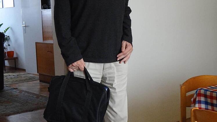 Erich Stepperts Grundschulzeit begann mitten im Zweiten Weltkrieg. Eine seiner Schultaschen besitzt er immer noch.  Fotos: privat
