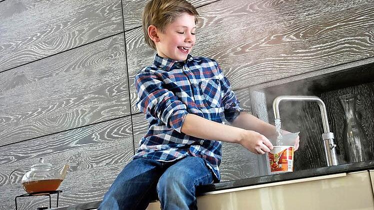 Kochendes Wasser für eine Suppe, und zwar sofort: Der Kochend-Wasserhahn spart Zeit, ist kinderleicht zu bedienen - und zudem besonders sicher. Fotos: djd/Quooker
