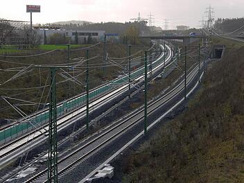 Genug gebündelt: Entlang der ICE-Strecke und der bereits im Bau befindlichen 380-Kilovolt-Höchstspannungsleitung könnte sich die Bundesnetzagentur noch eine weitere Stromleitung mit dem Titel "P 44 mod." vorstellen. Nach massiver Intervention aus dem Landkreis Coburg wurde die Fortschreibung der Pläne aber zumindest bis zum Herbst 2016 auf Eis gelegt. Foto: Berthold Köhler