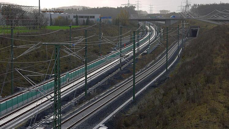 Genug gebündelt: Entlang der ICE-Strecke und der bereits im Bau befindlichen 380-Kilovolt-Höchstspannungsleitung könnte sich die Bundesnetzagentur noch eine weitere Stromleitung mit dem Titel "P 44 mod." vorstellen. Nach massiver Intervention aus dem Landkreis Coburg wurde die Fortschreibung der Pläne aber zumindest bis zum Herbst 2016 auf Eis gelegt. Foto: Berthold Köhler