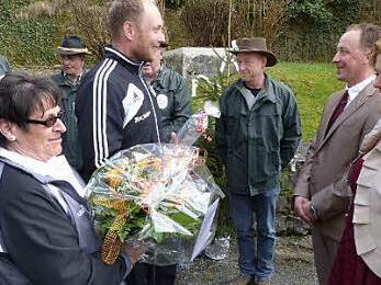 Die besten Wünsche der Fußballer des TV Guttenberg zur Hochzeit überbrachten Jochen Hildner und Annemarie Bräutigam. Foto: kpw