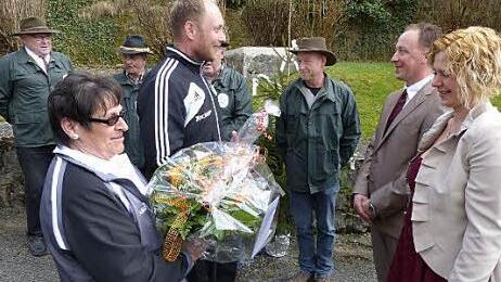 Die besten Wünsche der Fußballer des TV Guttenberg zur Hochzeit überbrachten Jochen Hildner und Annemarie Bräutigam. Foto: kpw