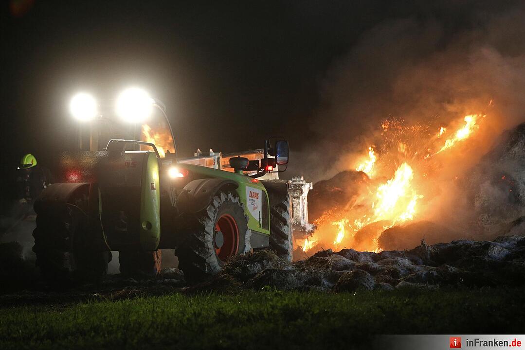 150 Strohballen gehen lichterloh in Flammen auf - Brandstiftung wahrscheinlich