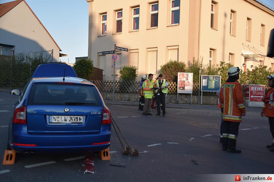 Rote Ampel übersehen: Bus kollidiert mit Auto in Nürnberg