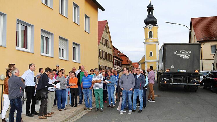 Schwere landwirtschaftliche Fahrzeuge, wie sie auch bei der Begehung der Haupt- und Bahnhofstraße passierten, sind für manchen Anlieger ein Ärgernis.  Foto: Franz Galster