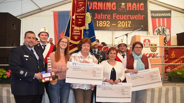 Geldsegen gab es für die drei Kindergärten, Haßlach, Neukenroth und Stockheim. Die Leiterinnen konnten jeweils 350 Euro als Spende von der FF Haig in Empfang nehmen.