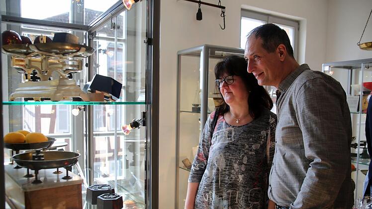 Petra und Herbert Zapf betrachten die Waagen. Foto: Bettina Knauth