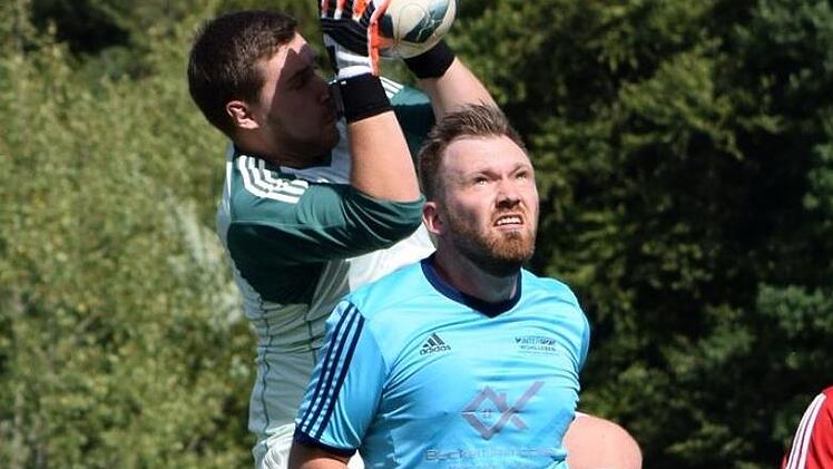 Die Altenkunstadter Abwehr, hier mit  Schlussmann Johannes Oppel, der den Ball vor dem Baiersdorfer Dominik Fischer abf&auml;ngt, war im Derby nicht zu &uuml;berwinden.   Foto: Dieter Radziej