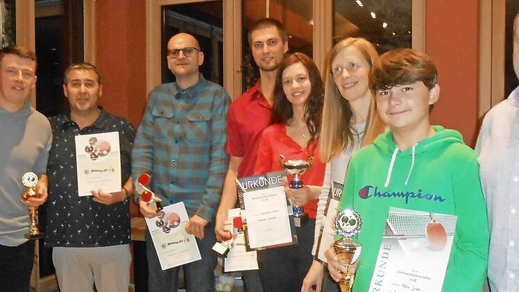Die Vereinsmeister von links: Witali Gutbrod, Alexander Busch, Manfred Sachs, Fabian Kraus, Frank Ehrlicher, Vanessa Greser, Kerstin Heinlein, Felix Jakob und Roland Bittruf