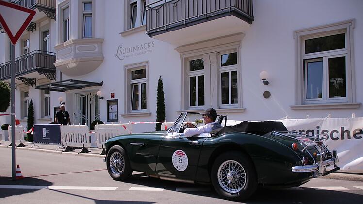 Schöne Oldtimer gab es beim Start der Franken Classic in der Kurhausstraße zu sehen. Foto: Benedikt Borst