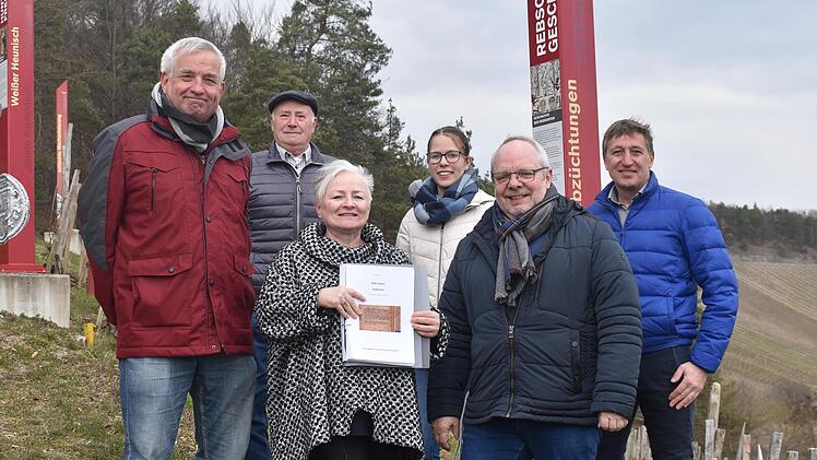 Jürgen Günder, Theo Sixt, Charlotte Wahler, Sara Herre, Andreas Lomb und Bürgermeister Rainer Morper präsentieren am Ramsthaler "terroir f" das Manuskript der Ramsthaler Chronik.