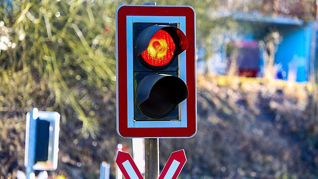 Autofahrer kollidiert mit Zug an unbeschranktem Bahn&uuml;bergang.