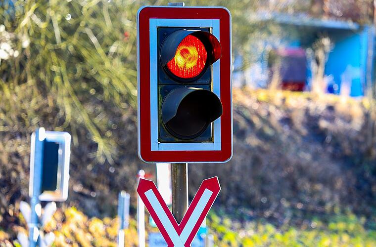 Coburg: Mann (43) fährt trotz roten Signals auf Bahnübergang - Zugverkehr fällt mehrere Stunden aus