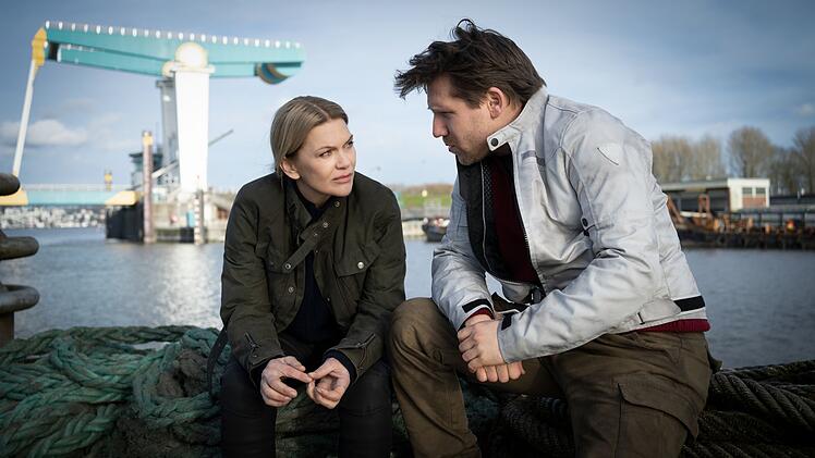 Helen (Anna Loos) und Mo (Hanno Koffler) n&auml;hern sich einander an.