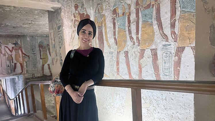 Radwa Khalil im Inneren einer Grabkammer, die f&uuml;r die Pharaonin Tausret im Tal der K&ouml;nige angelegt wurde.