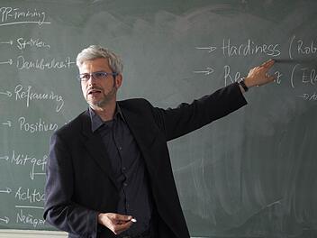 Professor Tobias Esch bei einer Vorlesung in CoburgFoto: Hochschule Coburg
