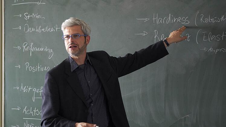 Professor Tobias Esch bei einer Vorlesung in CoburgFoto: Hochschule Coburg