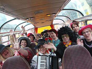 Helau! In einem Oldtimer-Bus sammelten die närrischen Weiber eine Krawatte nach der anderen.  Fotos: Sabine Herteux
