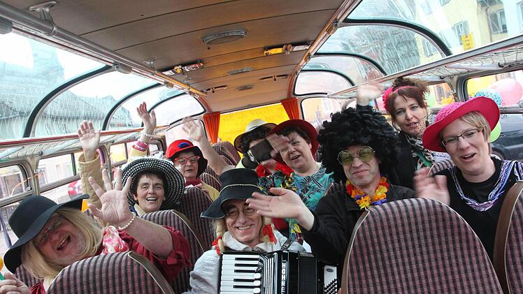 Helau! In einem Oldtimer-Bus sammelten die närrischen Weiber eine Krawatte nach der anderen.  Fotos: Sabine Herteux