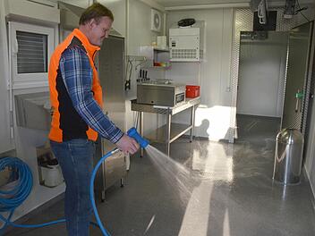 Norbert Seitz zeigt, wie gut sich die neue Wildsammelstelle nach der Arbeit reinigen lässt. Foto: Rainer Lutz