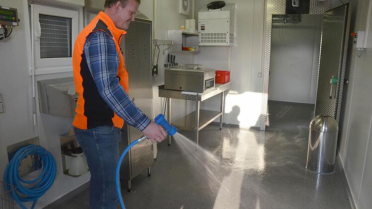 Norbert Seitz zeigt, wie gut sich die neue Wildsammelstelle nach der Arbeit reinigen lässt. Foto: Rainer Lutz