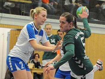 Musste mit "Rot" vorzeitig vom Feld: Lisa Wenzke (am Ball). Foto: Archiv/Hopf