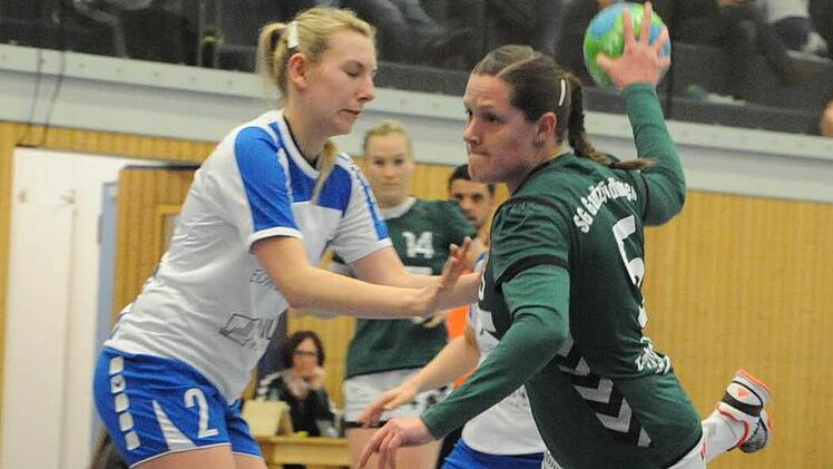 Musste mit "Rot" vorzeitig vom Feld: Lisa Wenzke (am Ball). Foto: Archiv/Hopf